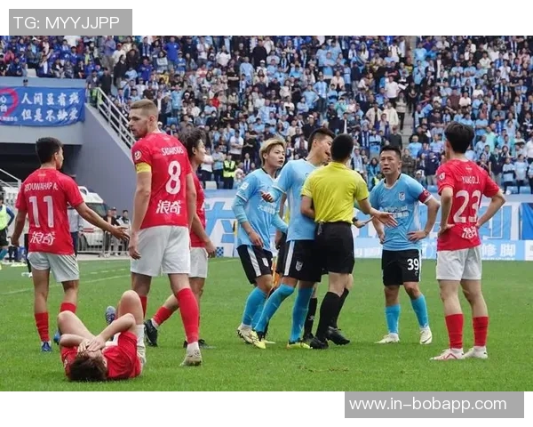 争议不断何超遭撞倒裁判无视点球海港进球被判无效引发热议